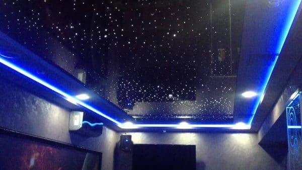 глянцевый натяжной потолок с эффектом "звездного неба"