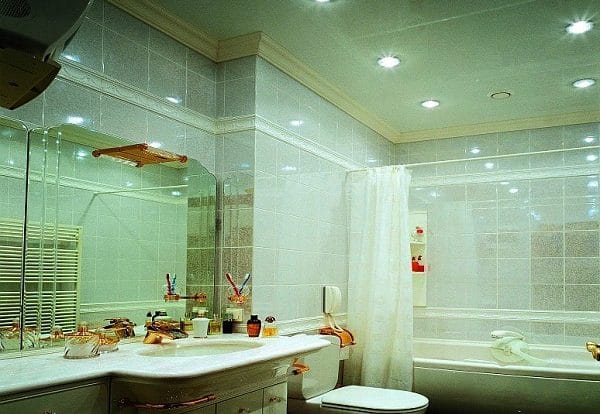 сатиновый  натяжной потолок в ванной