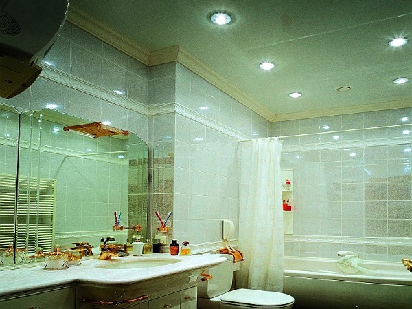 сатиновый потолок в ванной