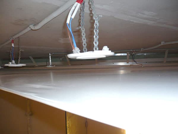 установка электроосветительных приборов в натяжной потолок