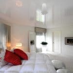 натяжной потолок в стиле минимализма в спальне