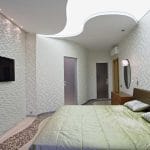 сатиновый натяжной потолок в спальне