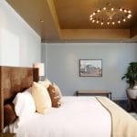 коричневый натяжной потолок в спальне