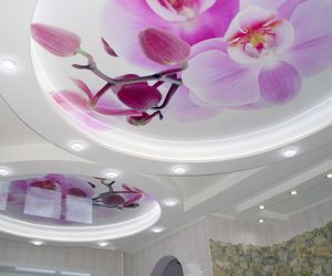 Натяжной потолок с орхидеей в гостиной