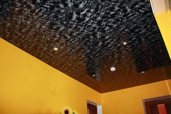 черный натяжной потолок под мрамор