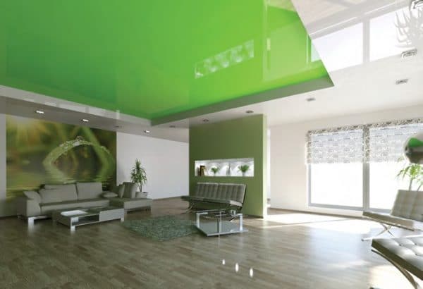 зеленый натяжной потолок в гостиной