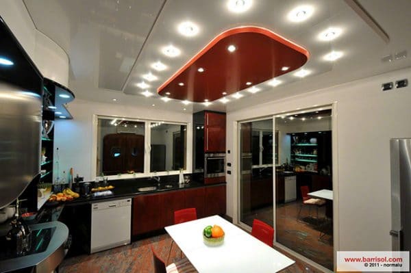 кухня с натяжным потолком от фирмы Barrisol