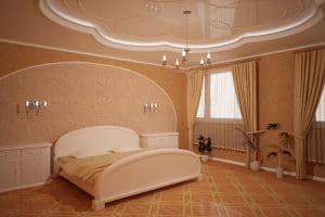 Спальня с натяжным потолком под венецианскую штукатурку