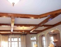 Потолок с деревянными декоративными балками