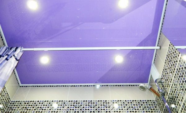ванная с сиреневым натяжным потолком
