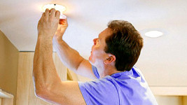 как поменять лампочку в натяжном потолке