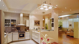освещение на кухне с натяжным потолком