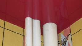 обход трубы при установке натяжного потолка