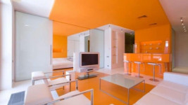 бело-оранжевая расцветка натяжного потолка