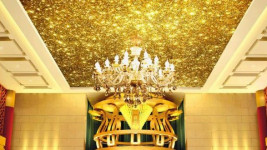 золотой натяжной потолок